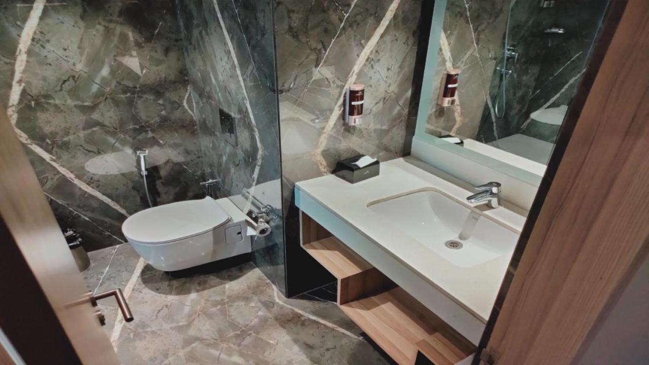 Radisson Hotel Bareilly Airport エクステリア 写真