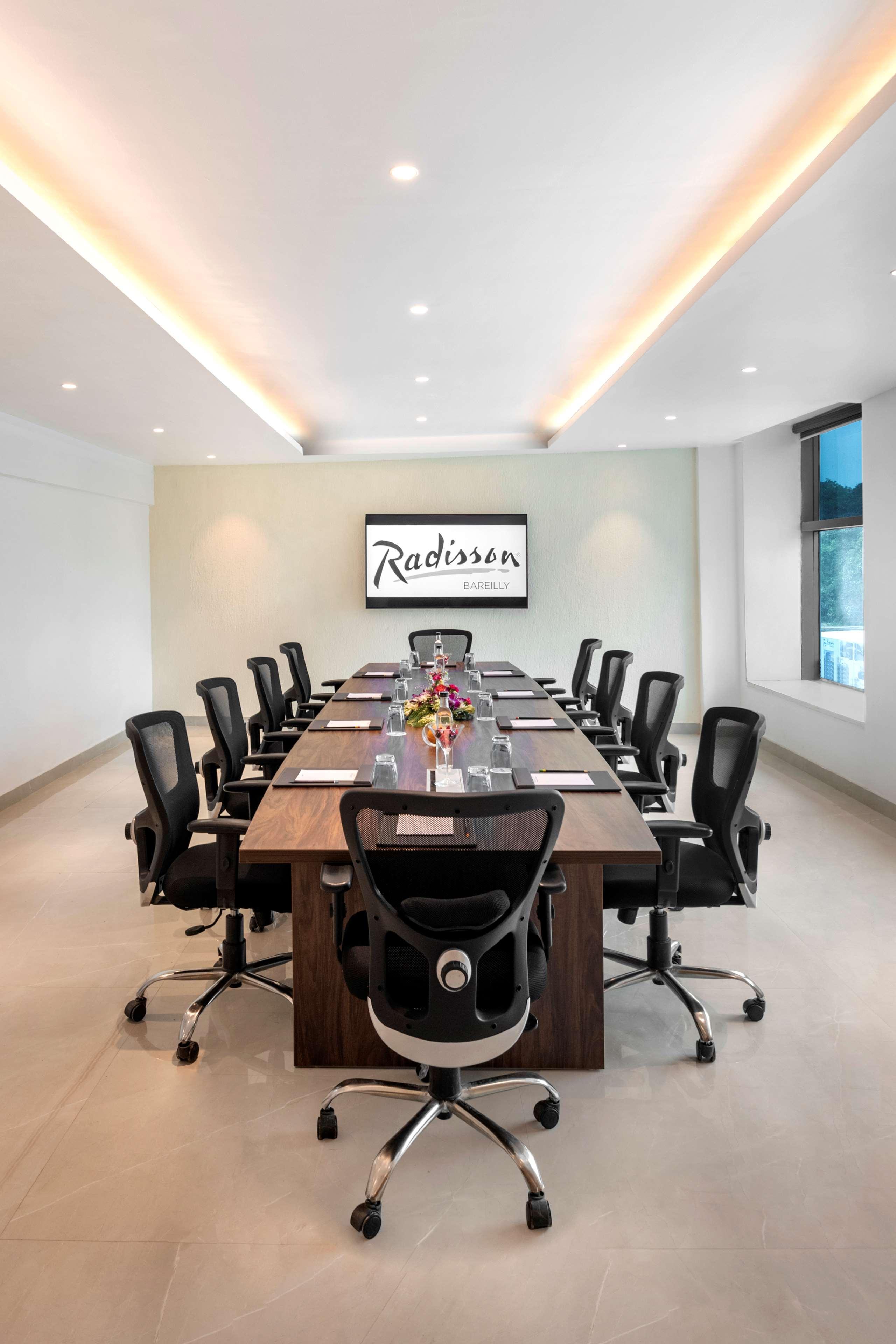 Radisson Hotel Bareilly Airport エクステリア 写真
