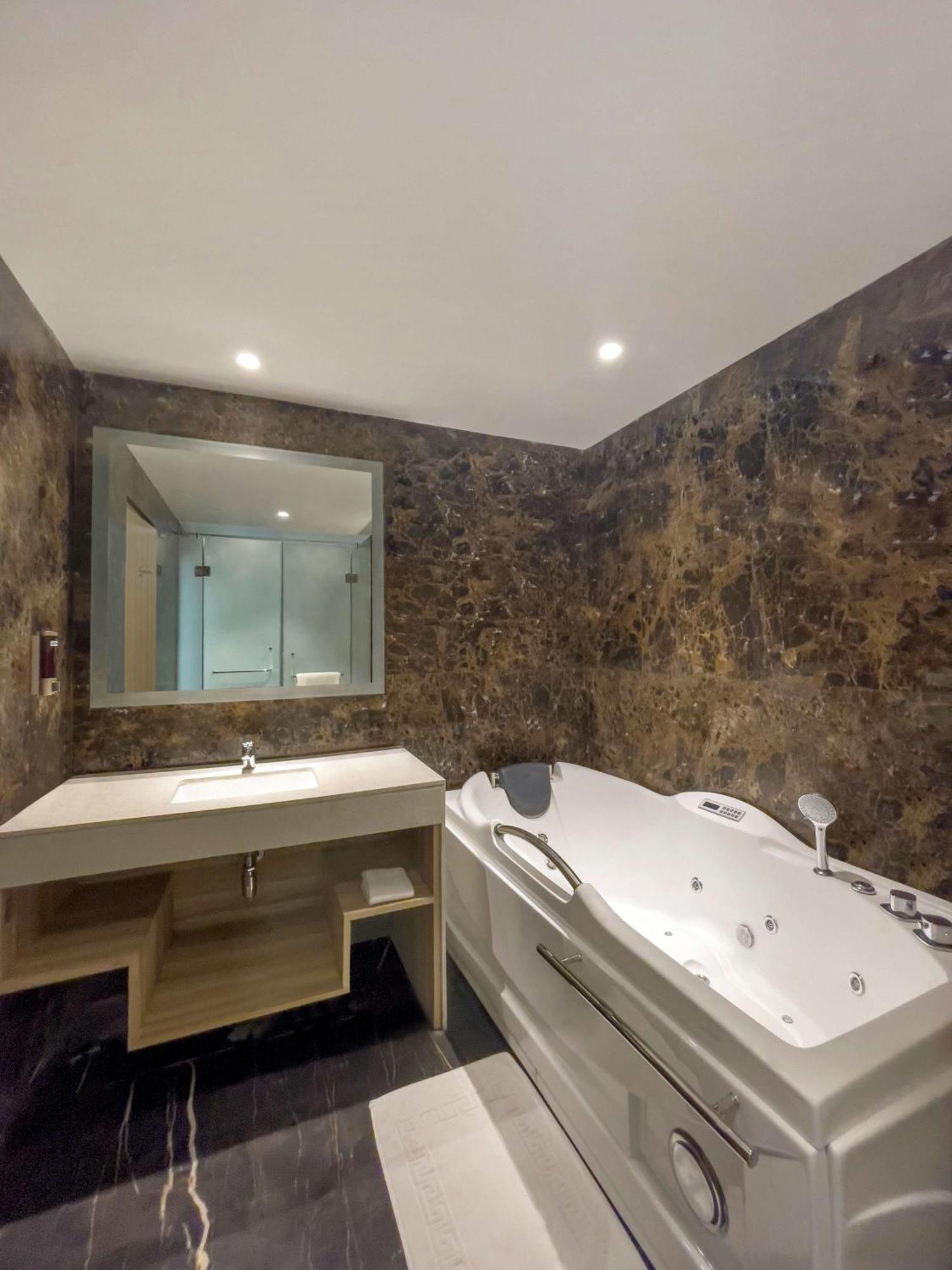 Radisson Hotel Bareilly Airport エクステリア 写真