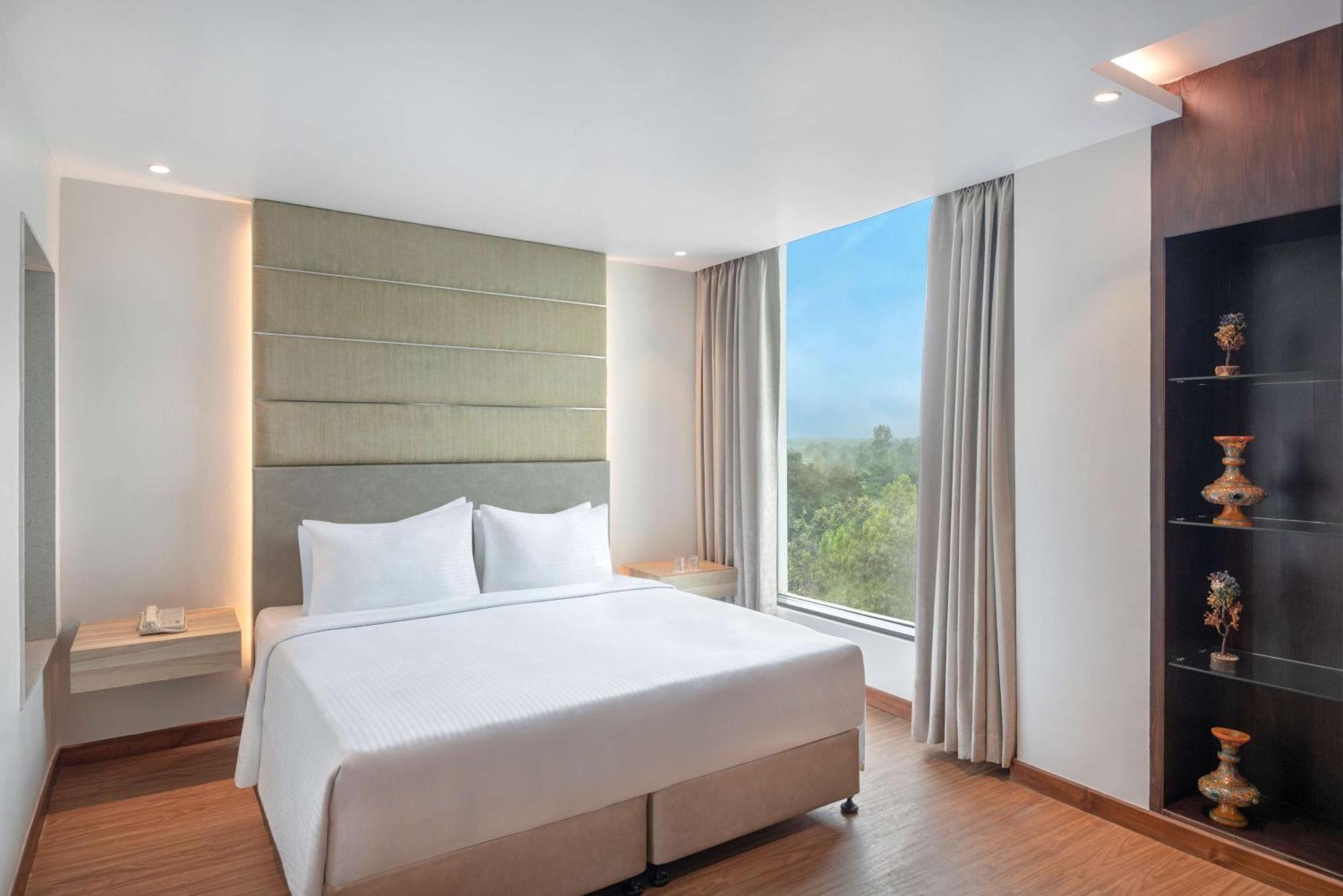 Radisson Hotel Bareilly Airport エクステリア 写真